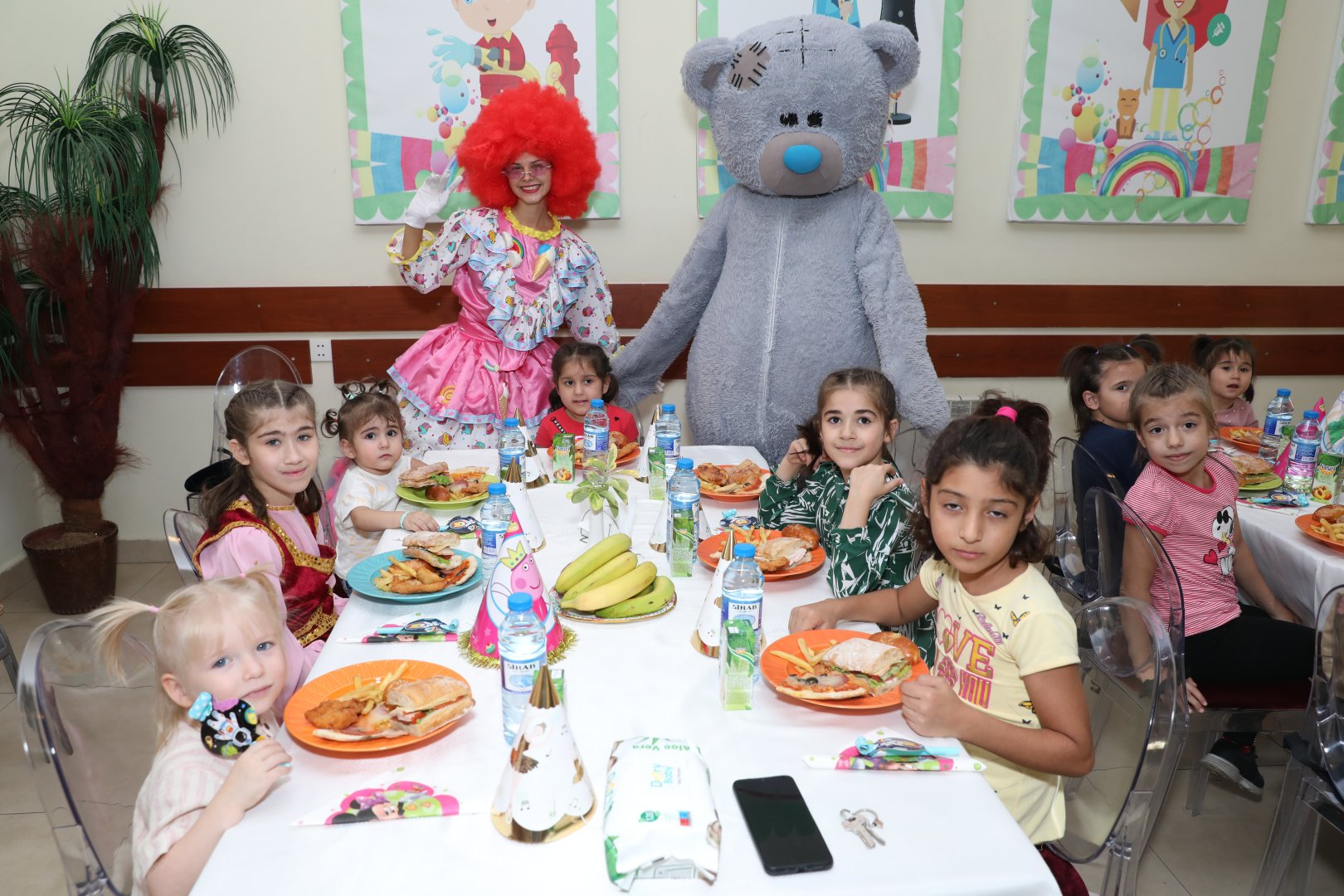 Heydər Əliyev Fondu uşaq evlərində şənlik təşkil etdi (FOTO)