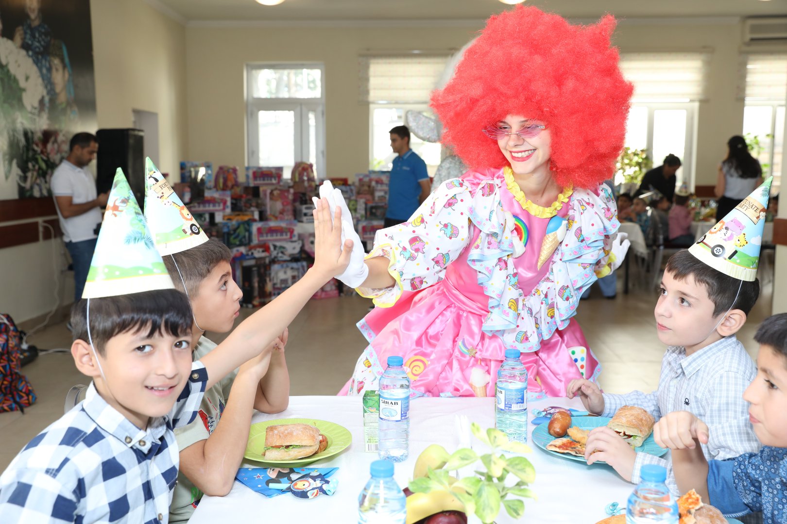 Heydər Əliyev Fondu uşaq evlərində şənlik təşkil etdi (FOTO)