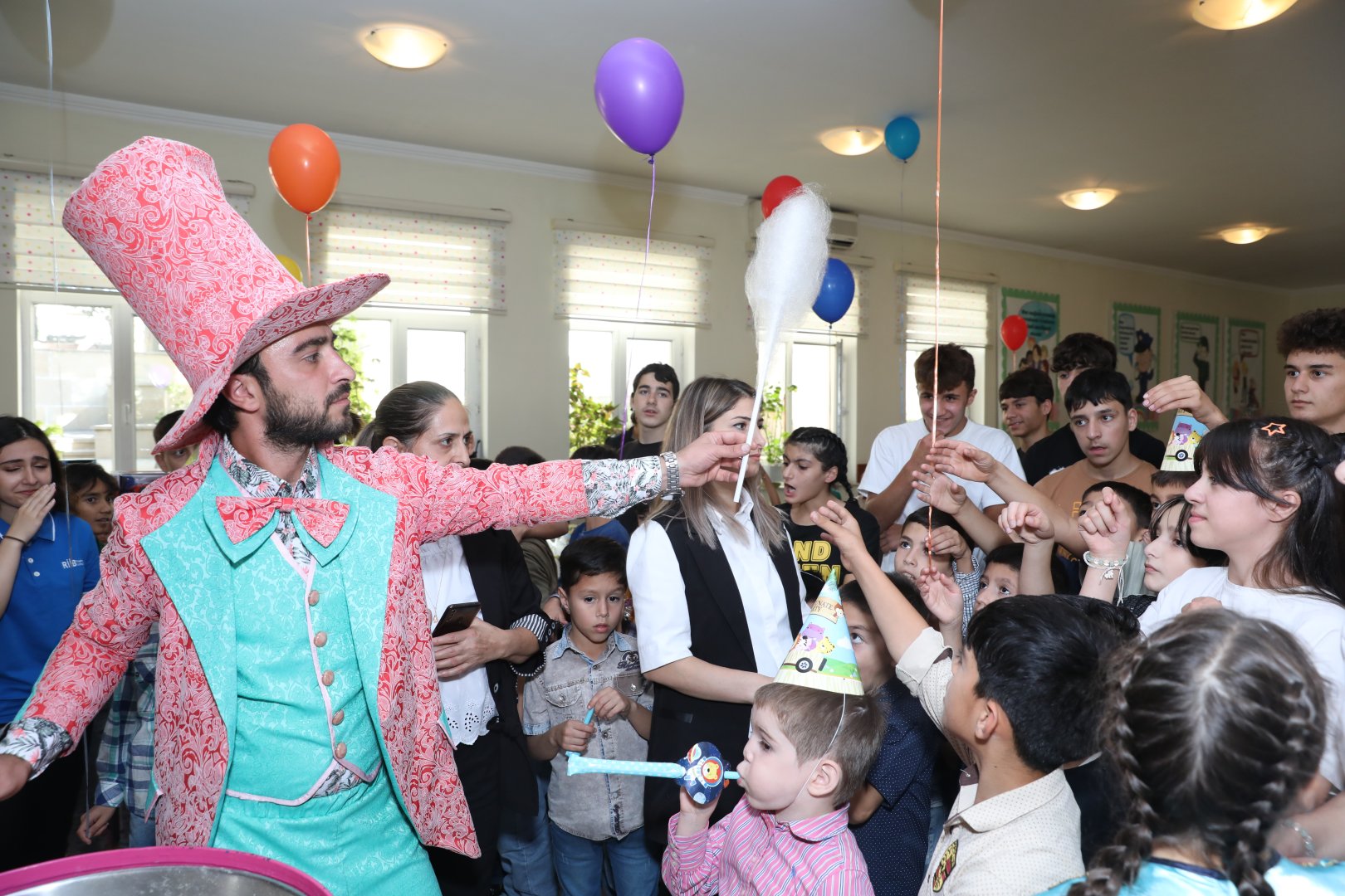 Heydər Əliyev Fondu uşaq evlərində şənlik təşkil etdi (FOTO)