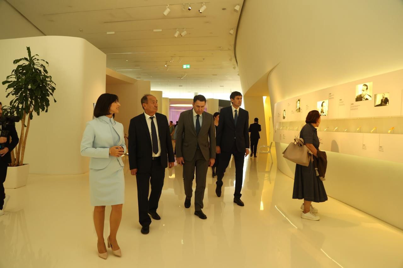 Türk Dövlətləri Təşkilatına üzv ölkələrin səhiyyə nazirləri Ümummilli Lider Heydər Əliyevin məzarını, Şəhidlər xiyabanını və “Türk şəhidliyi” abidəsini ziyarət ediblər (FOTO)