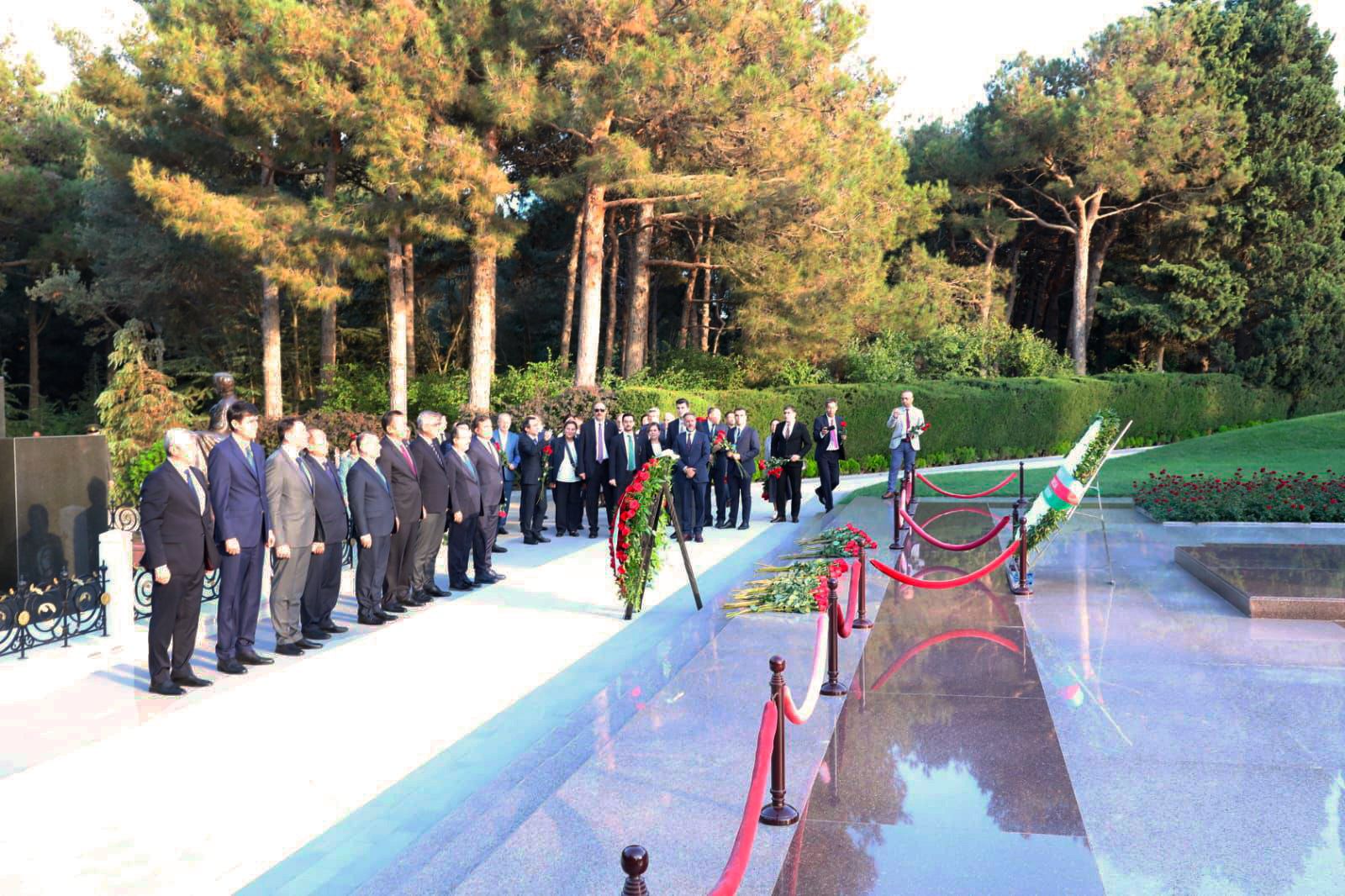 Türk Dövlətləri Təşkilatına üzv ölkələrin səhiyyə nazirləri Ümummilli Lider Heydər Əliyevin məzarını, Şəhidlər xiyabanını və “Türk şəhidliyi” abidəsini ziyarət ediblər (FOTO)