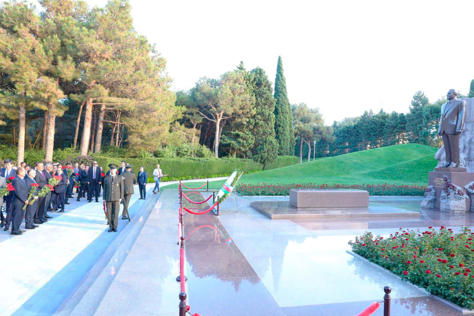 Türk Dövlətləri Təşkilatına üzv ölkələrin səhiyyə nazirləri Ümummilli Lider Heydər Əliyevin məzarını, Şəhidlər xiyabanını və “Türk şəhidliyi” abidəsini ziyarət ediblər (FOTO)