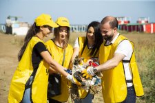 Yelo Bank əməkdaşlarının iştirakı ilə Novxanı çimərliyi tullantılardan təmizlənib (FOTO)