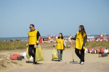 Yelo Bank əməkdaşlarının iştirakı ilə Novxanı çimərliyi tullantılardan təmizlənib (FOTO)