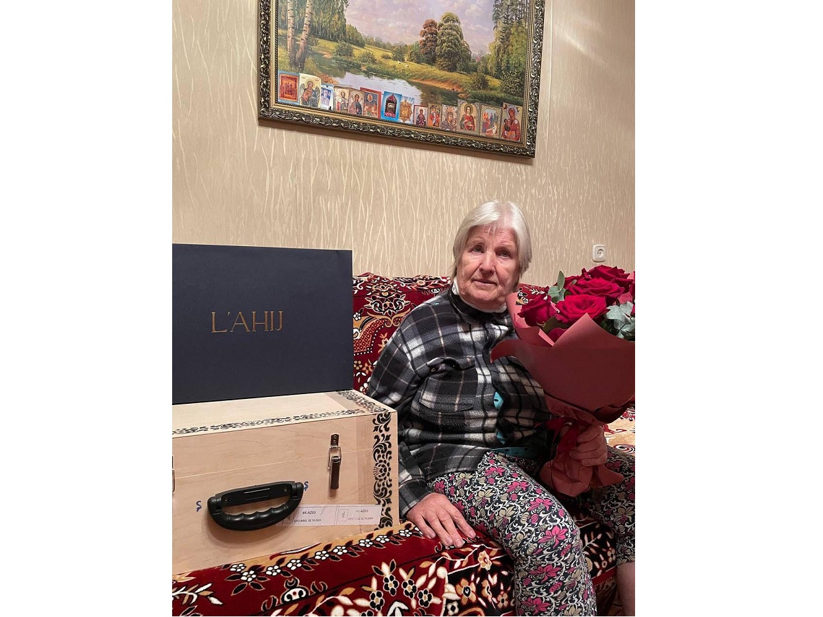 Belaruslu milli qəhrəmanımızın anasına Azərbaycanın Ali rəhbərliyi adından hədiyyə və yardım çadırılıb (FOTO)