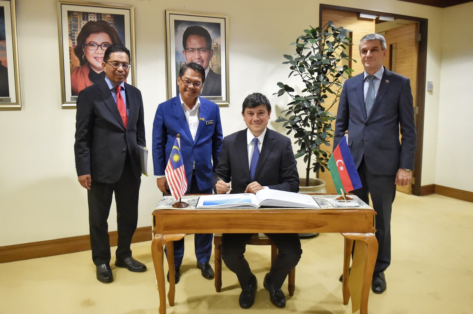 Fuad Muradov Malayziya rəsmiləri ilə ikitərəfli əməkdaşlığı müzakirə etdi (FOTO)