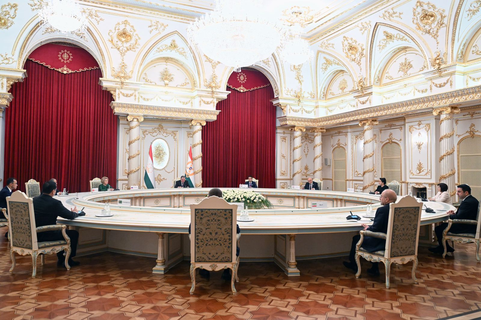 Sahibə Qafarova Emoməli Rəhmonla Beynəlxalq Parlament Konfransının əhəmiyyətini müzakirə etdi (FOTO)