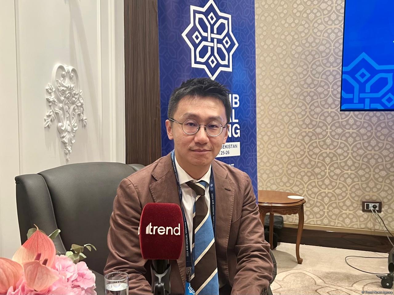 AİİB-in investisiyaları Mərkəzi Asiyada strateji nəqliyyat əlaqələrinin inkişafına yönəlib - Runze Yu (Özəl müsahibə)