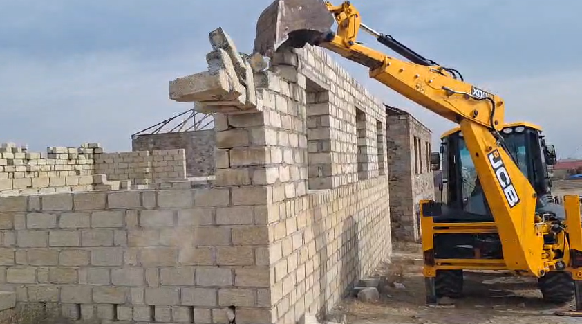 Gəncədə qanunsuz inşa olunan tikililər sökülüb (FOTO/VİDEO)