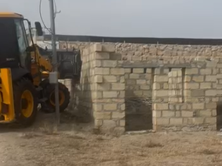 Gəncədə qanunsuz inşa olunan tikililər sökülüb (FOTO/VİDEO)