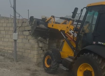 Gəncədə qanunsuz inşa olunan tikililər sökülüb (FOTO/VİDEO)