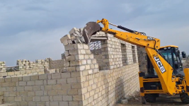 Gəncədə qanunsuz inşa olunan tikililər sökülüb (FOTO/VİDEO)