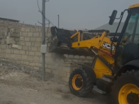 Gəncədə qanunsuz inşa olunan tikililər sökülüb (FOTO/VİDEO)