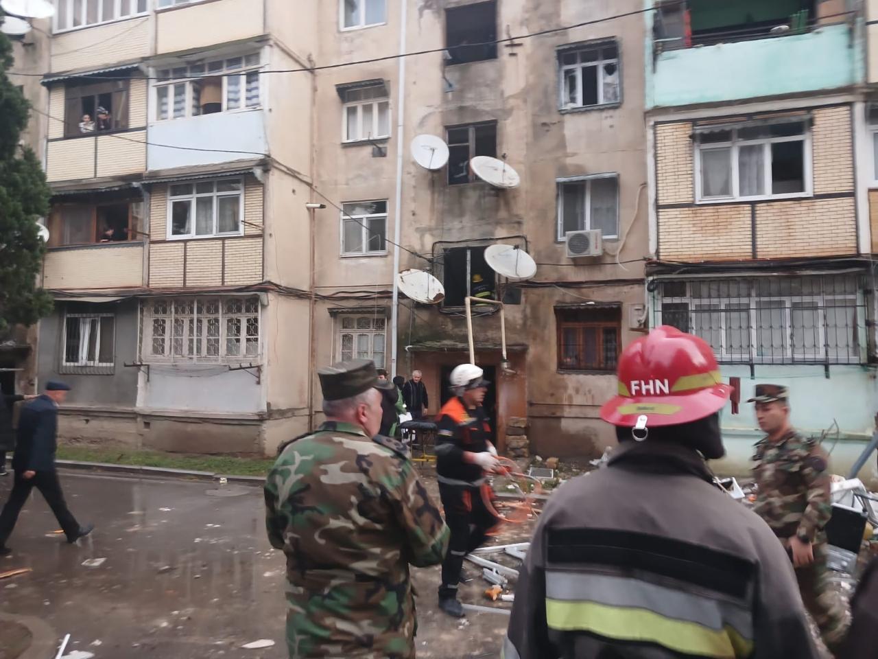 Gəncədə yaşayış binasında partlayış olub, iki nəfər ölüb (FOTO/VİDEO) (ƏLAVƏ EDİLDİ)