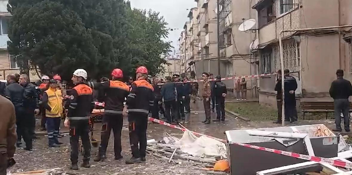 Gəncədə yaşayış binasında partlayış olub, iki nəfər ölüb (FOTO/VİDEO) (ƏLAVƏ EDİLDİ)