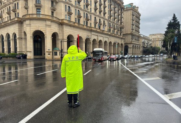 Yol polisi hava şəraiti ilə əlaqədar gücləndirilmiş rejimdə işləyir (FOTO/VİDEO)