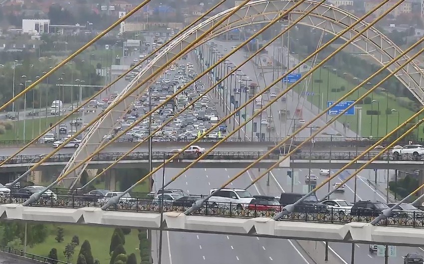 Bakıda bəzi yollara məhdudiyyət tətbiq edilib (FOTO)