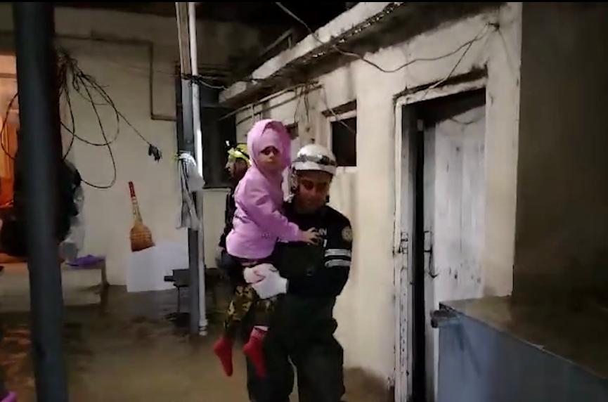 Bakı və Abşeronda subasmaya məruz qalan yerlər təmizlənib (FOTO/VİDEO)