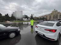 Yol polisi hava şəraiti ilə əlaqədar gücləndirilmiş rejimdə işləyir (FOTO/VİDEO)