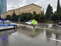 Yol polisi hava şəraiti ilə əlaqədar gücləndirilmiş rejimdə işləyir (FOTO/VİDEO)