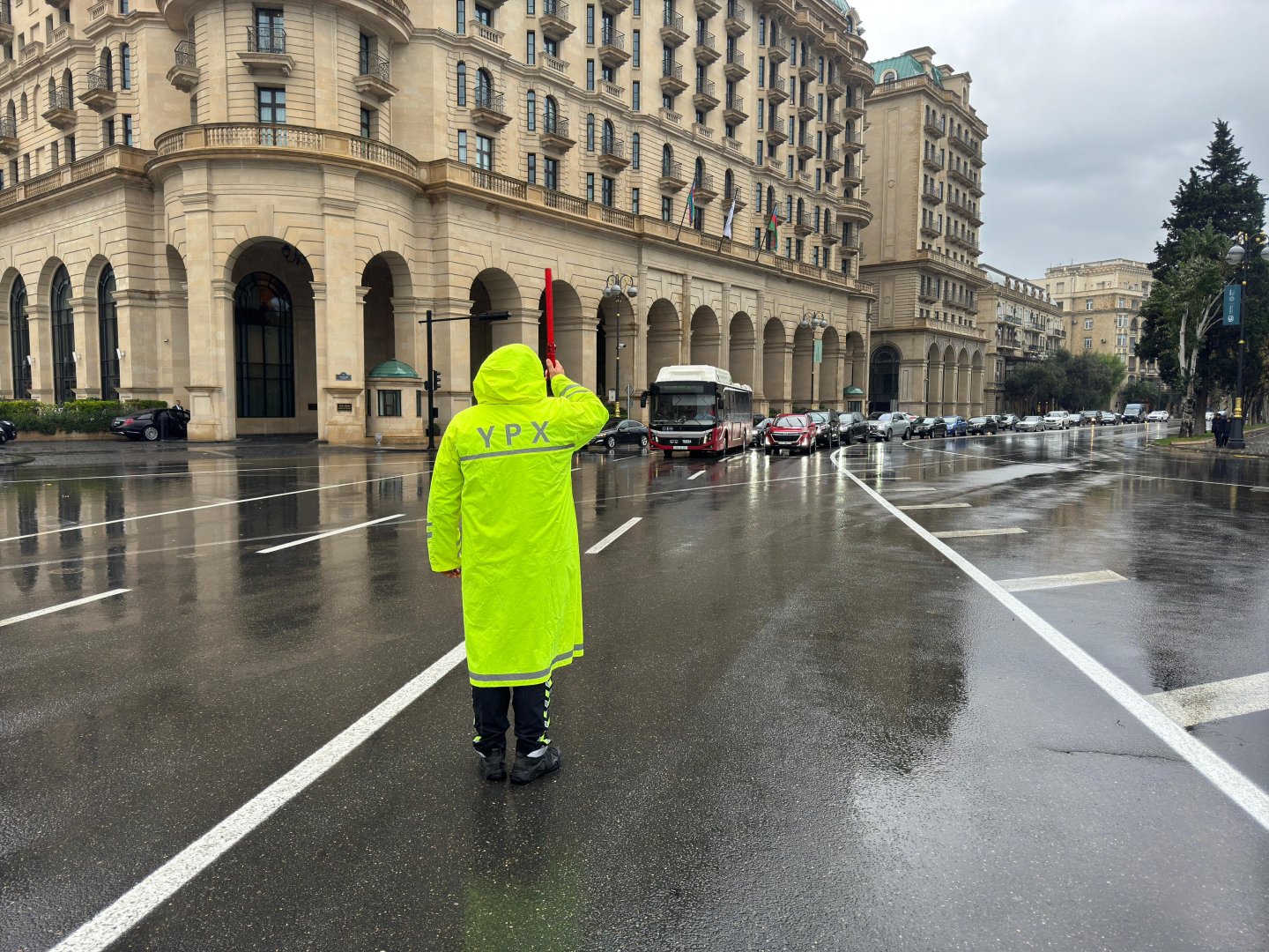Yol polisi hava şəraiti ilə əlaqədar gücləndirilmiş rejimdə işləyir (FOTO/VİDEO)