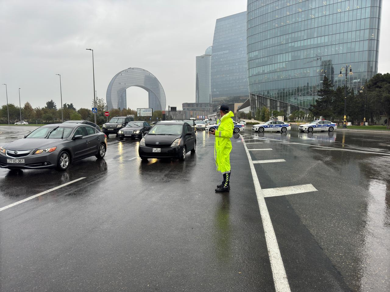 Yol polisi hava şəraiti ilə əlaqədar gücləndirilmiş rejimdə işləyir (FOTO/VİDEO)