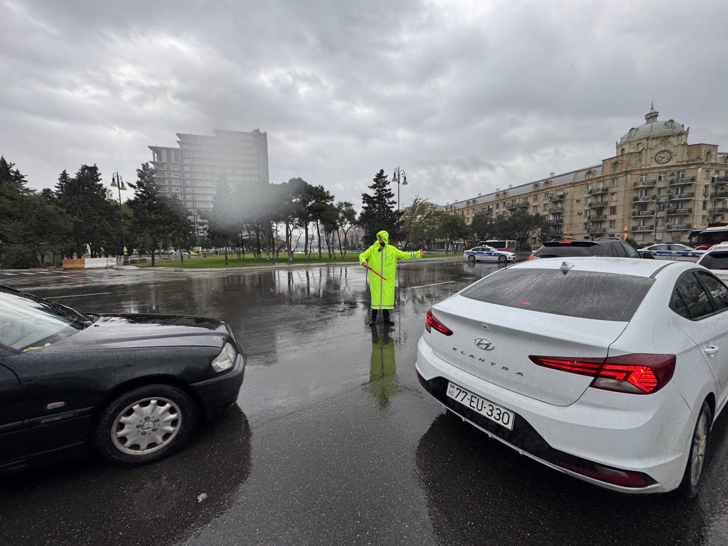 Yol polisi hava şəraiti ilə əlaqədar gücləndirilmiş rejimdə işləyir (FOTO/VİDEO)