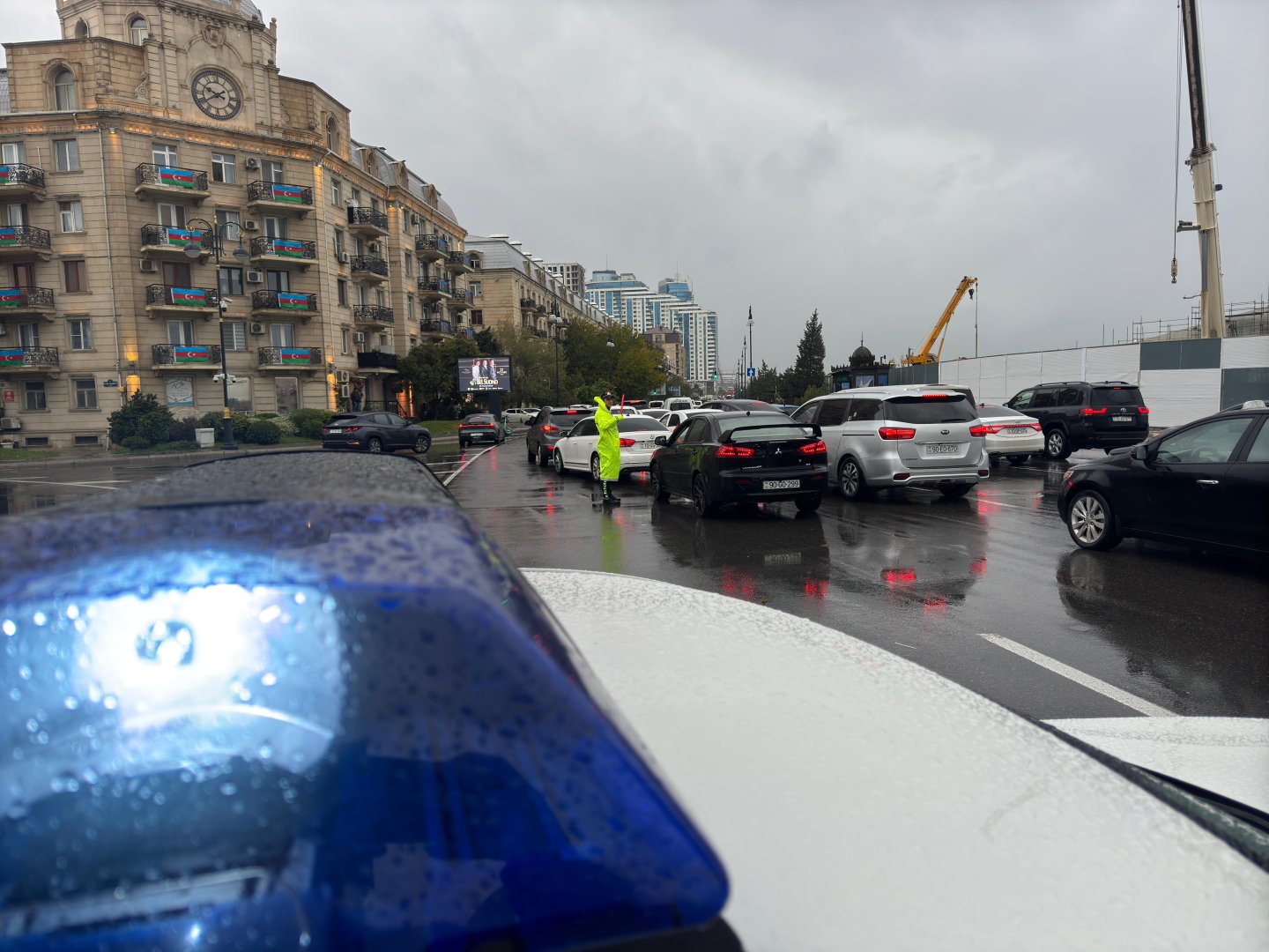 Yol polisi hava şəraiti ilə əlaqədar gücləndirilmiş rejimdə işləyir (FOTO/VİDEO)