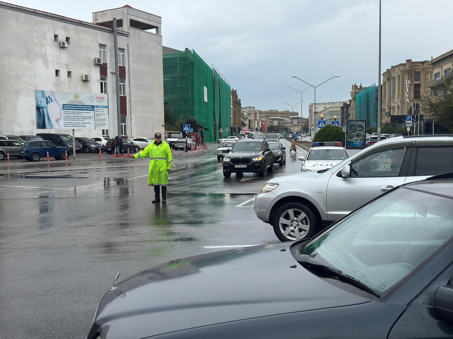Yol polisi hava şəraiti ilə əlaqədar gücləndirilmiş rejimdə işləyir (FOTO/VİDEO)