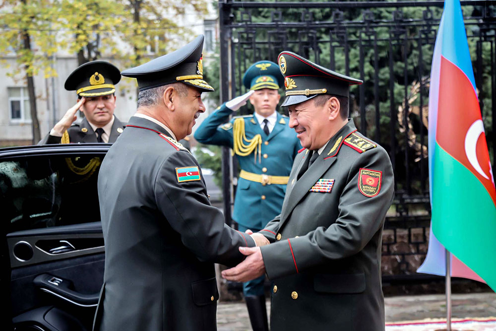 Zakir Həsənov qırğızıstanlı həmkarı ilə görüşüb: hərbi əməkdaşlıq planı imzalanıb (FOTO)