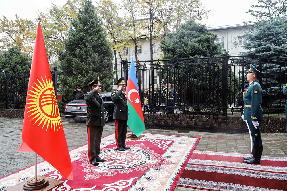 Zakir Həsənov qırğızıstanlı həmkarı ilə görüşüb: hərbi əməkdaşlıq planı imzalanıb (FOTO)