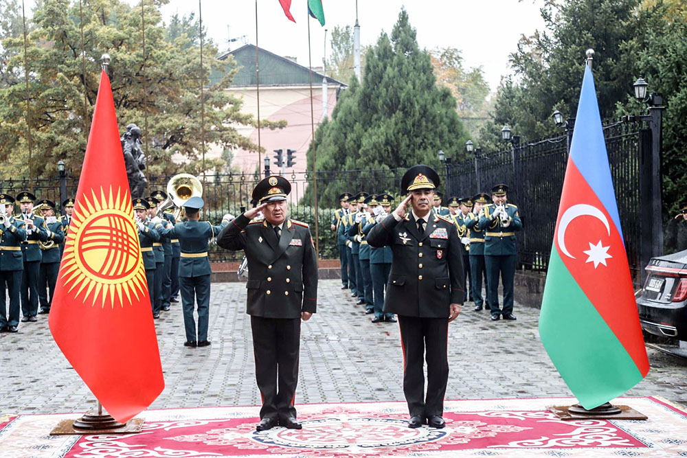 Zakir Həsənov qırğızıstanlı həmkarı ilə görüşüb: hərbi əməkdaşlıq planı imzalanıb (FOTO)