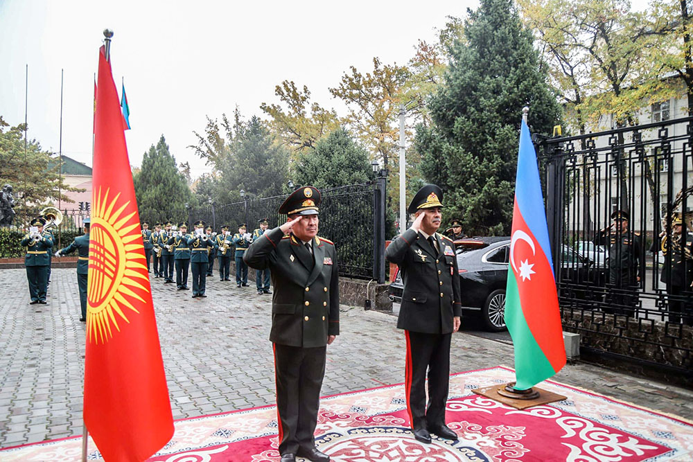 Zakir Həsənov qırğızıstanlı həmkarı ilə görüşüb: hərbi əməkdaşlıq planı imzalanıb (FOTO)