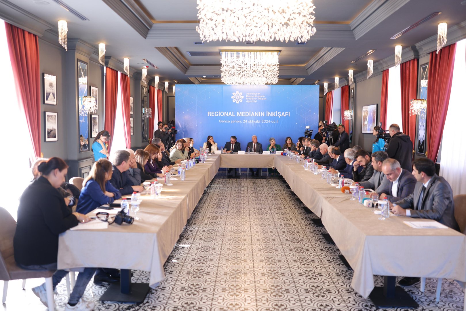 Gəncədə “Regional Medianın İnkişafı” layihəsi çərçivəsində media nümayəndələri ilə görüş keçirilib (FOTO)