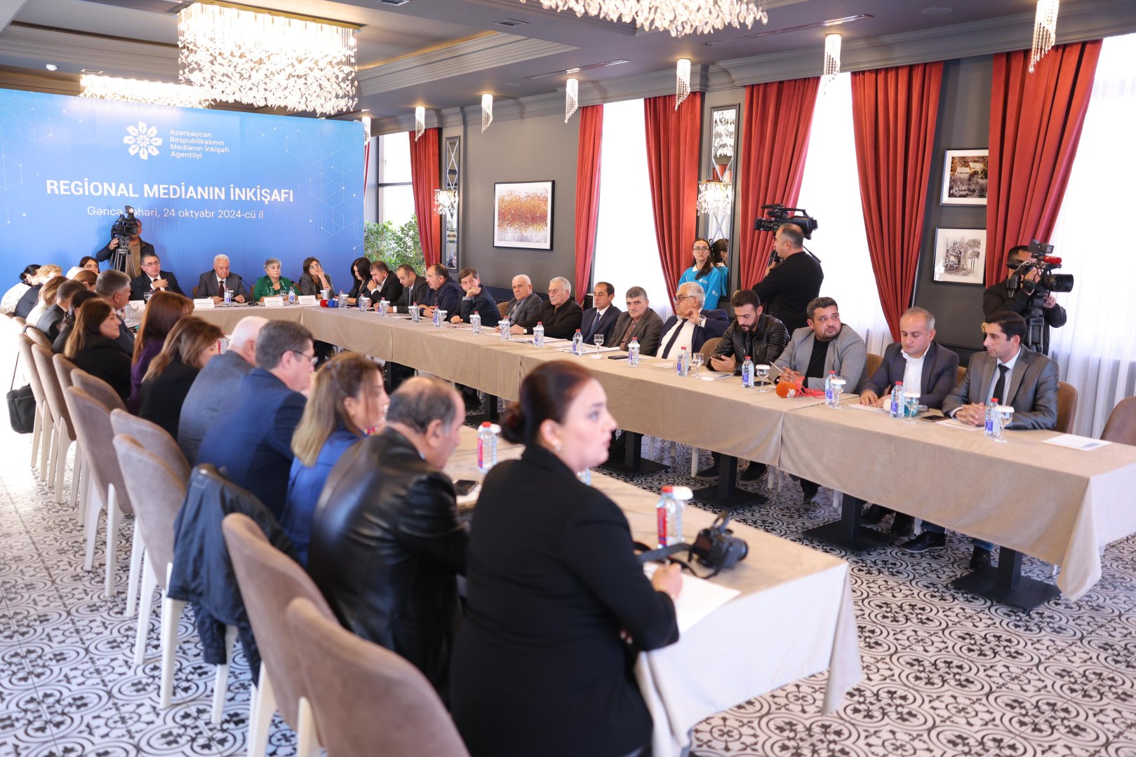 Gəncədə “Regional Medianın İnkişafı” layihəsi çərçivəsində media nümayəndələri ilə görüş keçirilib (FOTO)