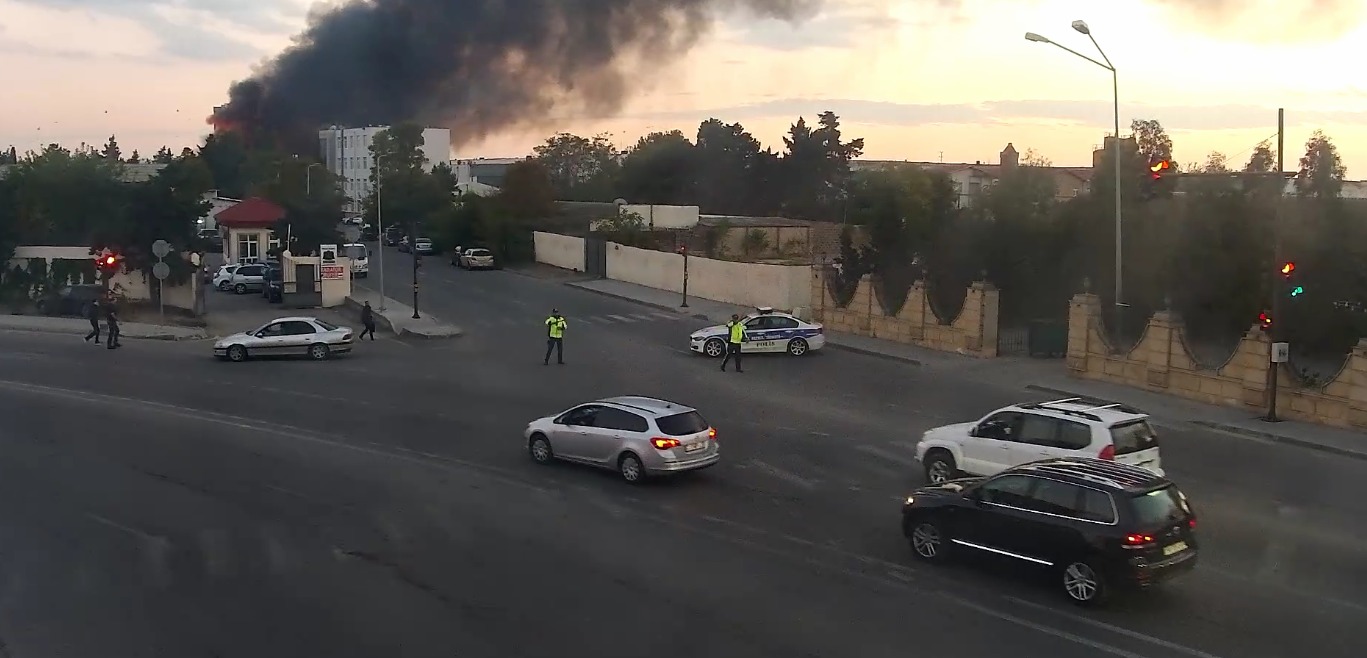 Bakıdakı yanğına görə bağlanan yol açıldı (FOTO) (ƏLAVƏ EDİLİB)