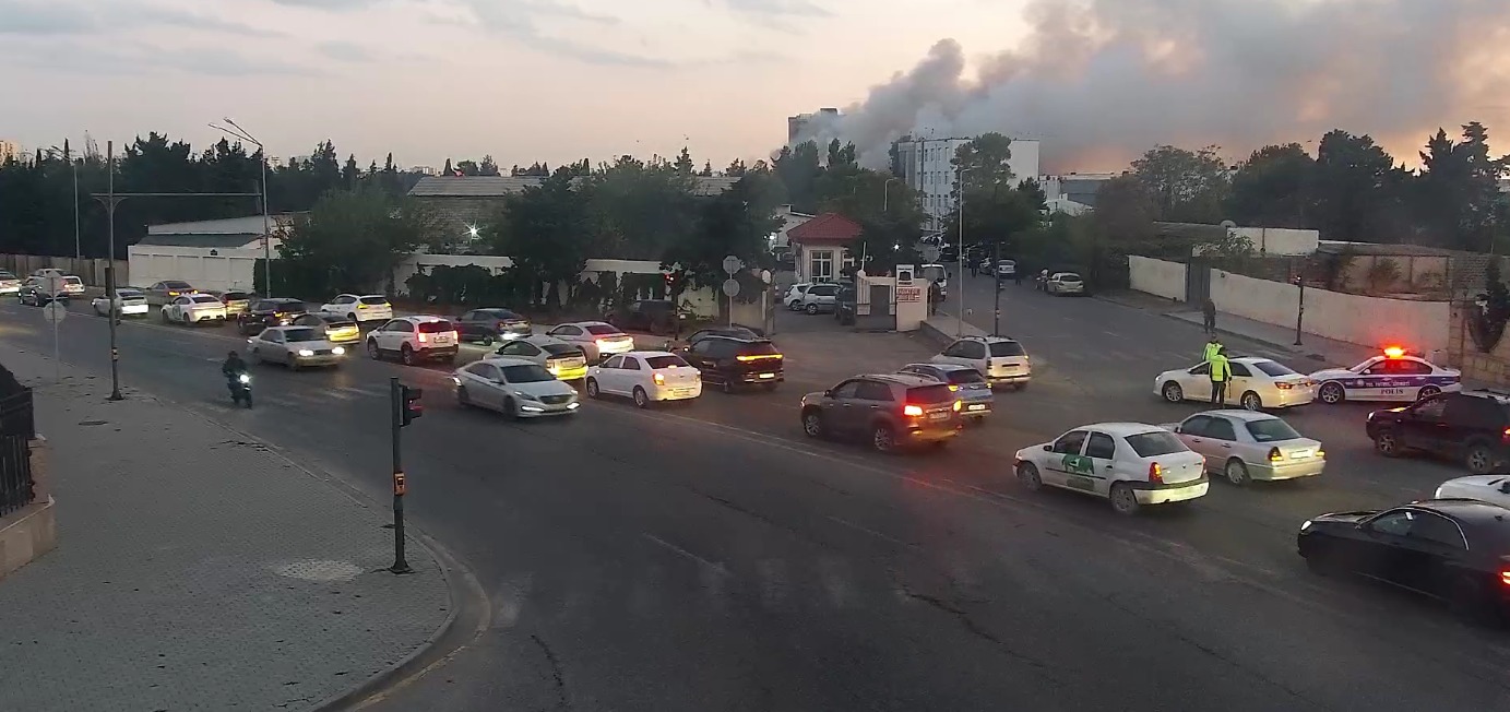 Bakıdakı yanğına görə bağlanan yol açıldı (FOTO) (ƏLAVƏ EDİLİB)
