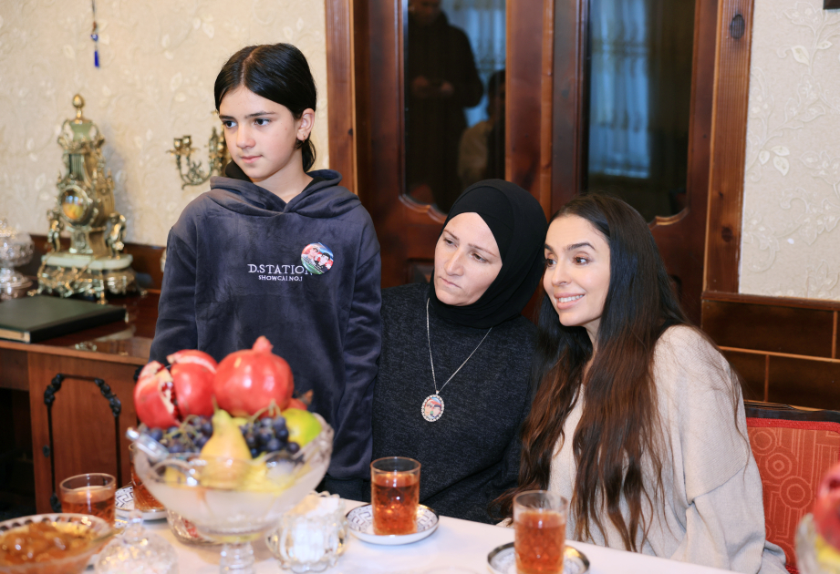 Heydər Əliyev Fondunun vitse-prezidenti Leyla Əliyeva çoban Xanışın ailəsi ilə görüşüb (FOTO/VİDEO)