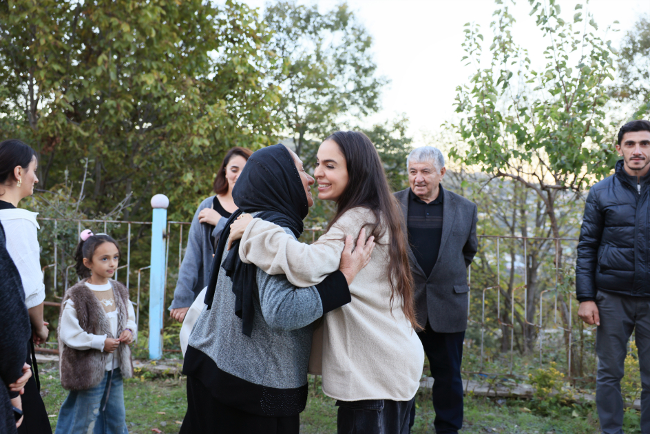 Heydər Əliyev Fondunun vitse-prezidenti Leyla Əliyeva çoban Xanışın ailəsi ilə görüşüb (FOTO/VİDEO)