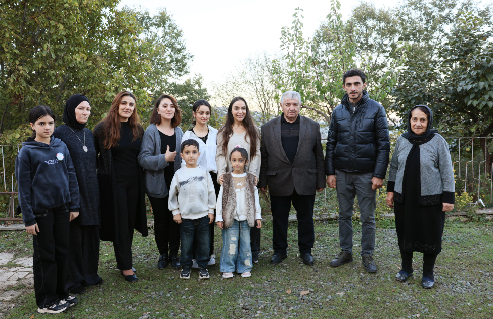Heydər Əliyev Fondunun vitse-prezidenti Leyla Əliyeva çoban Xanışın ailəsi ilə görüşüb (FOTO/VİDEO)