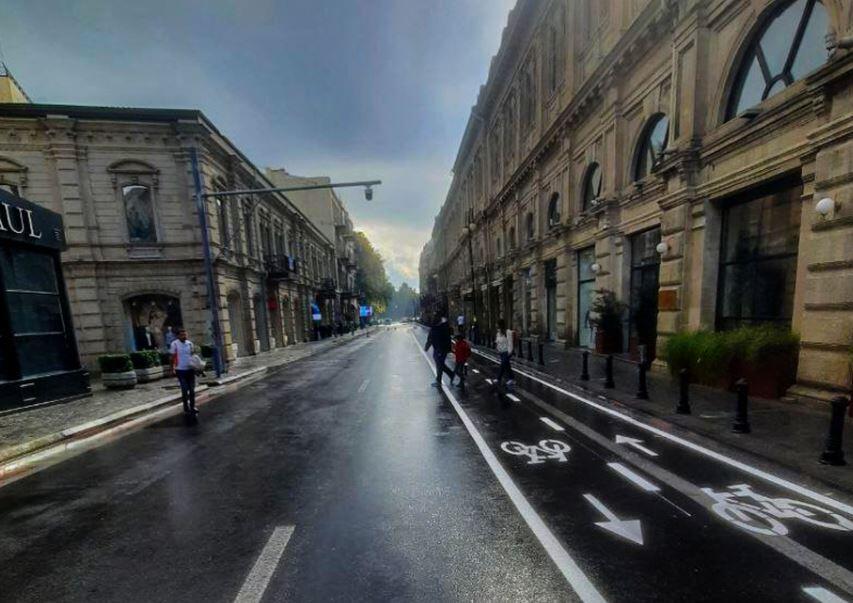 Bakının bu küçəsində velosiped zolaqları çəkildi (FOTO)