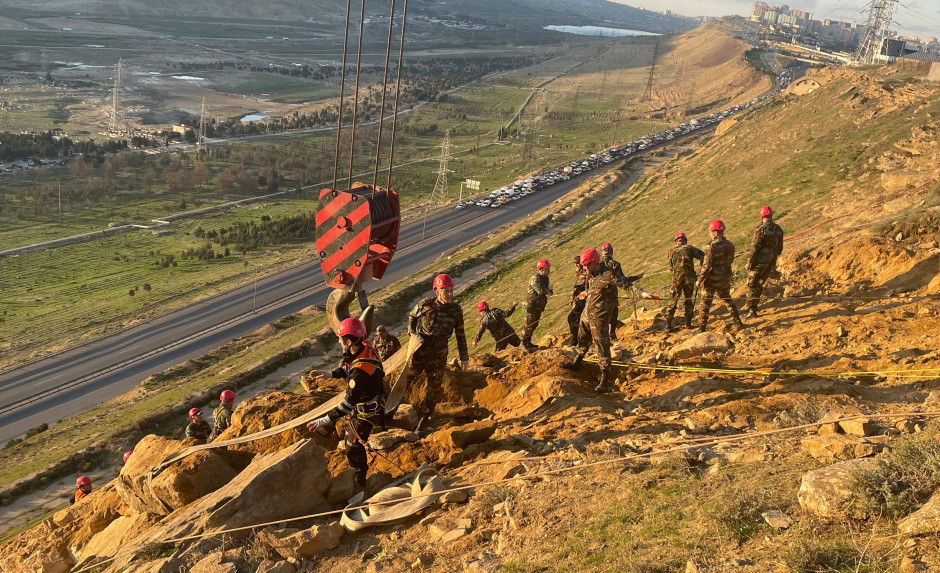 Badamdarda təhlükə yaradan qaya parçaları belə götürülür (FOTO/VİDEO)
