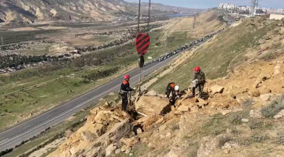 Badamdarda təhlükə yaradan qaya parçaları belə götürülür (FOTO/VİDEO)