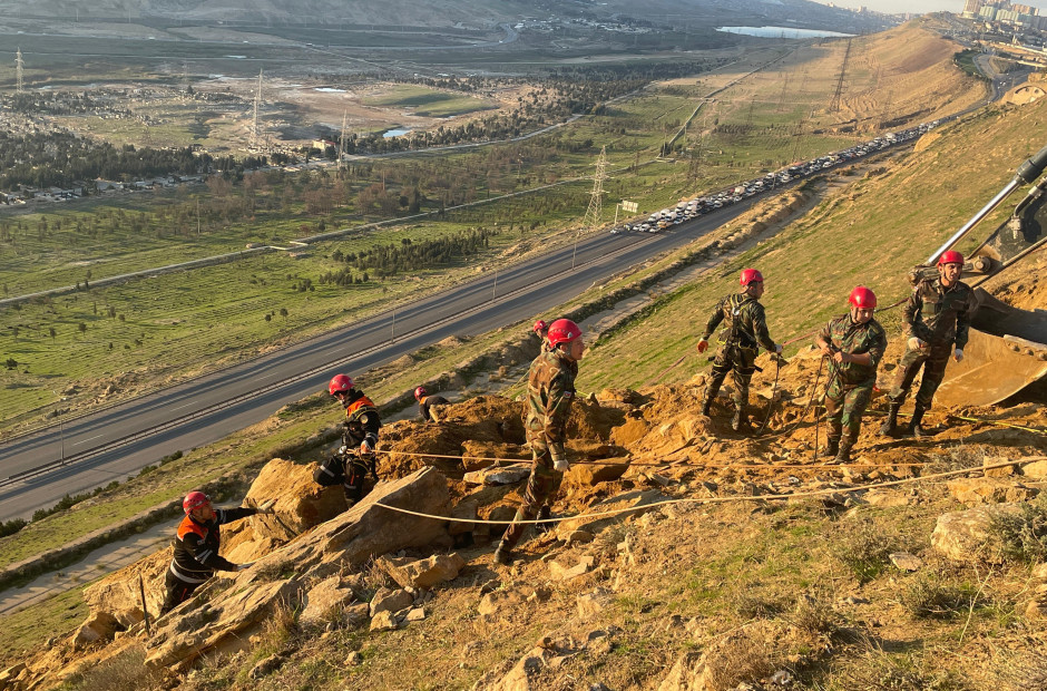 Badamdarda təhlükə yaradan qaya parçaları belə götürülür (FOTO/VİDEO)