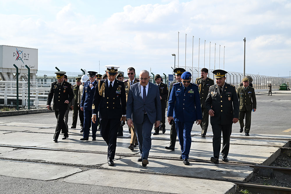 Hərbi attaşelər Bakı Beynəlxalq Dəniz Ticarəti Limanında olublar (FOTO)