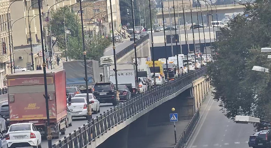 Bakıda tuneldə qəza oldu - Tıxac yarandı