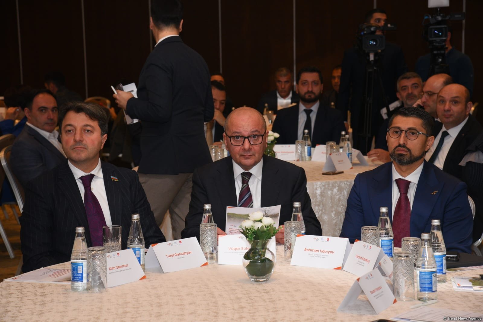 ANAMA-ya üç mianaaxtaran it verilib (FOTO)
