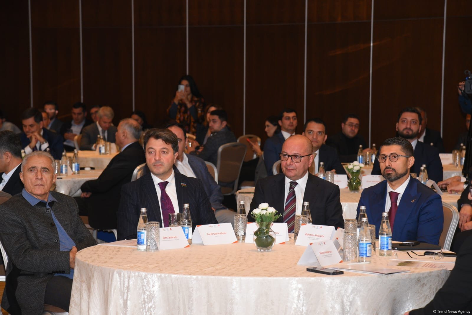 ANAMA-ya üç mianaaxtaran it verilib (FOTO)