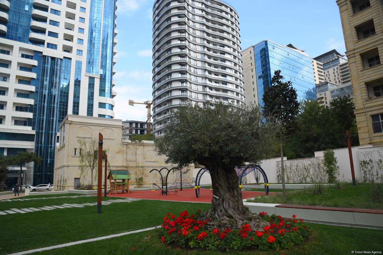 Bakıda yeni salınan parkdan FOTOREPORTAJ