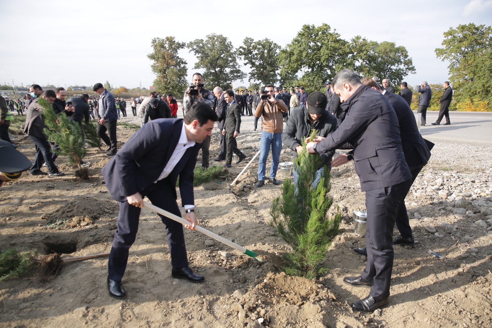 Xaçmazın Xanoba kəndində “Yaşıl dünya naminə həmrəylik ili” çərçivəsində ağacəkmə aksiyası keçirilib (FOTO)